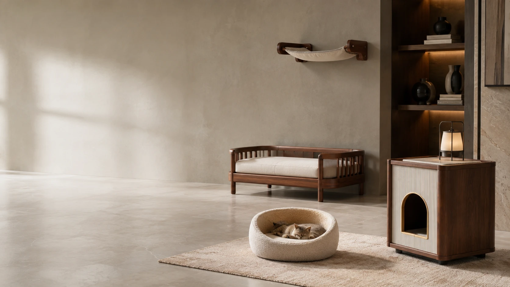 Écosystème de repos à la maison dans une résidence contemporaine premium : hamac mural, niche en bois massif, couchage moelleux crème et niche fermée réunis dans une même pièce, le chat dort dans le couchage moelleux