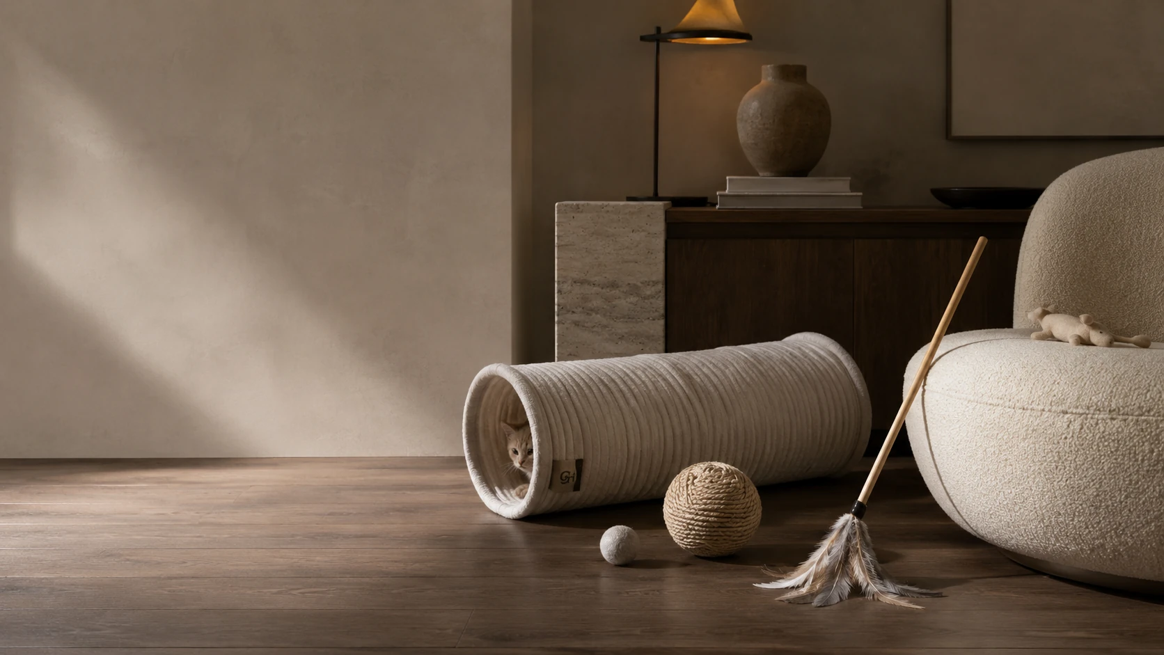 Dans un salon contemporain premium, tunnel en tissu, balle en sisal, baguette à plumes et peluches souples dispersés naturellement, le chat émerge du tunnel ; scène d'écosystème des quatre directions de jouets